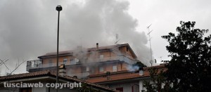 Il fumo dal palazzo dove è partito l'incendio