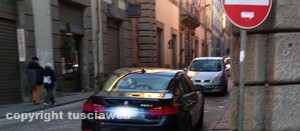 L'auto parcheggiata contromano a via Cavour