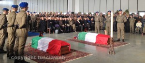 I feretri dei due militari