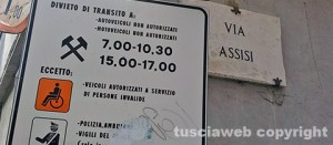Il segnale di zona a traffico limitato vicino a piazza della Rocca