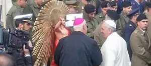Papa Francesco benedice la statua
