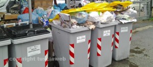 I cassonetti in largo Via Cattaneo