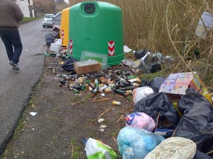Il cumulo di bottiglie abbadonato selvaggiamente dal ristoratore