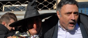 Il sindaco Sandro Giovagnoli con la Befana