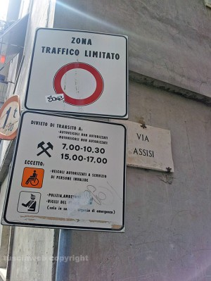 Il segnale di zona a traffico limitato vicino a piazza della RoccaIl segnale di zona a traffico limitato vicino a piazza della Rocca