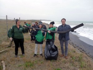 Una striscia di plastica ritrovata sulle Saline 