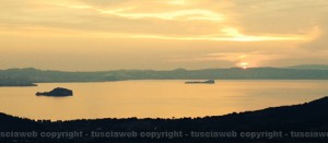 Lo splendido tramonto sul lago di Bolsena