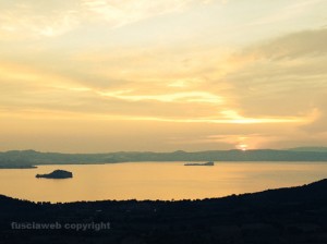 Lo splendido tramonto sul lago di Bolsena