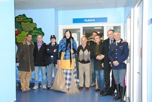 La Befana con i poliziotti e con il primario Palumbo