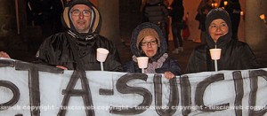 La fiaccolata in piazza del Plebiscito