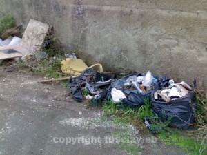 La discarica in fondo alla strada del Tennis club