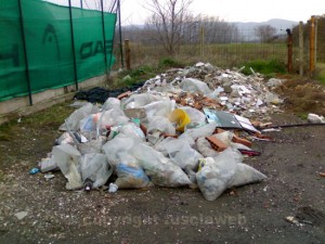 La discarica in fondo alla strada del Tennis club