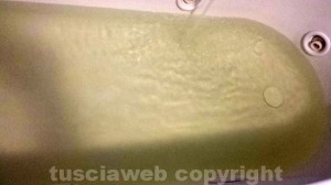 L'acqua gialla dai rubinetti