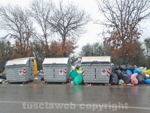 L'immondizia allo svincolo per la Superstrada 