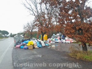 L'immondizia allo svincolo per la Superstrada 