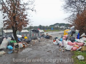 L'immondizia allo svincolo per la Superstrada 