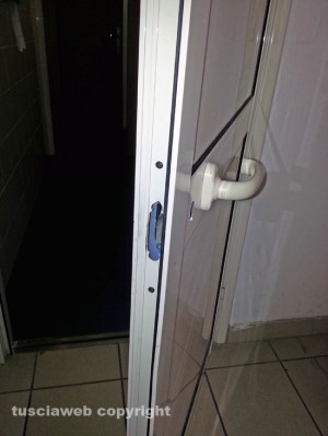 Il vetro di una porta al Dalla Chiesa