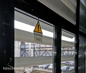 Il vetro di una porta al Dalla Chiesa
