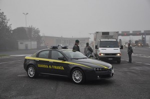 Posto di blocco della finanza al casello autostradale