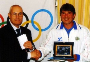 Domenico Palazzetti premia un atleta