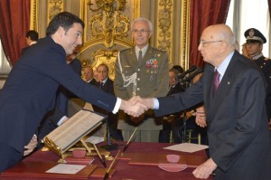  Renzi giura al Quirinale - La stretta di mano con il presidente Napolitano