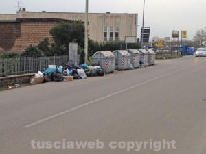 I sacchi fuuori dai cassonetti in via Duilio Mainella al Poggino 
