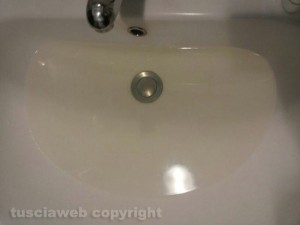 Acqua gialla dai rubinetti di Santa Barbara