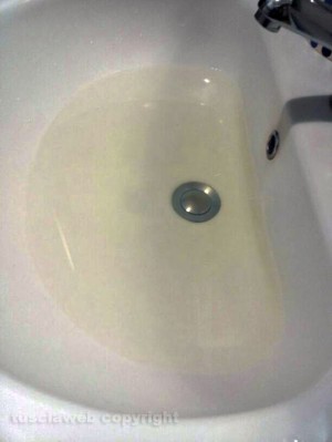Acqua gialla dai rubinetti di Santa Barbara