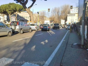 La coda di auto a piazzale Gramsci