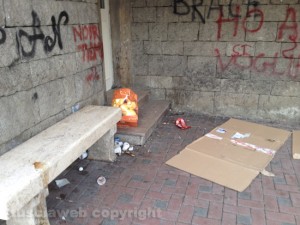 Il giaciglio del clochard in stazione