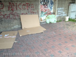 Il giaciglio del clochard in stazione
