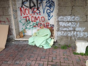Il giaciglio del clochard in stazione