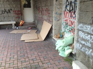 Giaciglio di un clochard in stazione