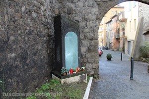 L'edicola di porta San Marco con il vetro spaccato