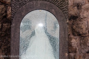 L'edicola di porta San Marco con il vetro spaccato