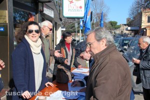 Il banchetto del comitato "Non ce la beviamo"