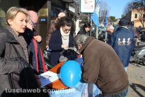 Il banchetto del comitato "Non ce la beviamo"