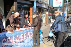 Il banchetto del comitato "Non ce la beviamo"