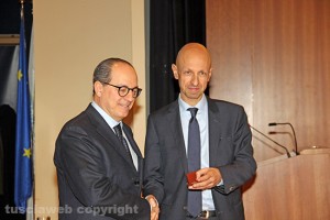 Il rettore Ruggieri dona una medaglia d'argento a De Castro