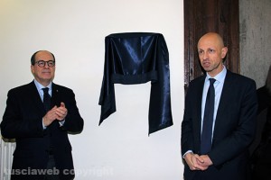 Il rettore dell'Università della Tuscia Alessandro Ruggieri e Paolo De Castro scoprono la targa