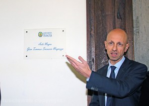 Il rettore Ruggieri mostra la targa