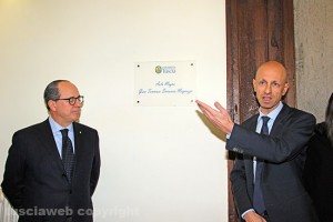 Il rettore dell'Università della Tuscia Alessandro Ruggieri e Paolo De Castro scoprono la targa