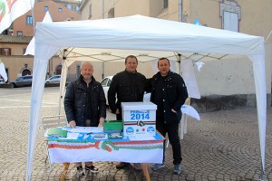 Luigi Buzzi, Paolo Bozzi e Gianluca Grancini allo stand delle primarie di Fratelli d'Italia