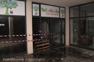La scuola d'infanzia Naturilandia distrutta dalle fiamme