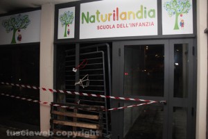 La scuola d'infanzia Naturilandia distrutta dalle fiamme