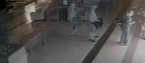 La banda vestita con tute bianche in azione