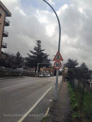 Lampione arrugginito e pericoloso in via Alessandro Volta