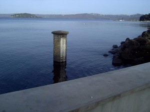 La colonnina per misurare le acque del lago di Bolsena