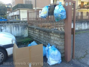 La plastica e i cartoni abbandonata davanti ai portoni