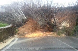 La strada Ronciglionese invasa da una frana - Foto di un lettore